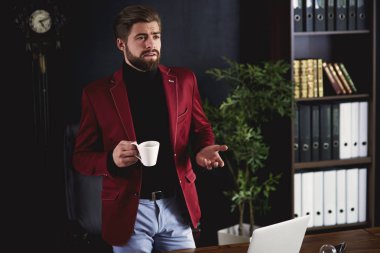 Hayal kırıklığına lideri çalışanını ofisinde konuşmak 