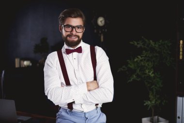 Onun ofisinde neşeli girişimci portresi 