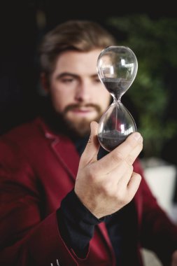 Bir kum saati tutan iş kişi