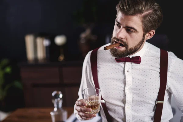 Retrato de un hombre guapo con cigarro cubano y whisky — Foto de Stock