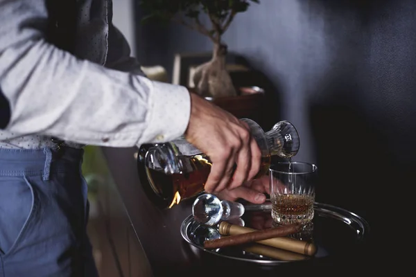 Unrecognizable man pouring a glass of whiskey — Stock Photo, Image