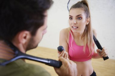Kadın squash oyuncu strateji oyunu açıklayan