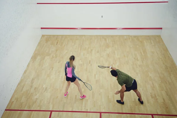 Dos amigos jugando squash juntos —  Fotos de Stock