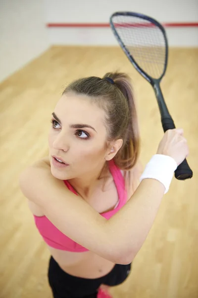 Kadın oyuncu isabet squash topu — Stok fotoğraf