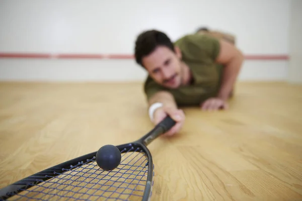 Jugador masculino cayendo en el suelo mientras squash juego —  Fotos de Stock