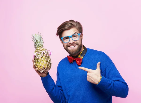 Funny man posing with pineapple — Stock Photo, Image