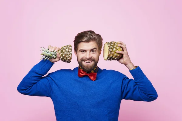 Vue de face de l'homme posant avec des fruits — Photo