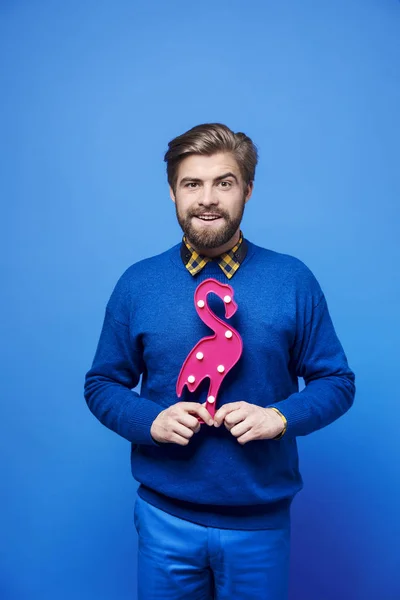 Hombre con flamenco artificial en plano de estudio — Foto de Stock