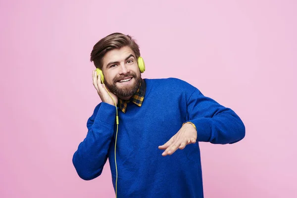 Man lyssnar på musik genom hörlurar — Stockfoto