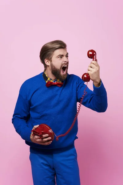 Rozzuřený muž tvrdí během telefonního hovoru — Stock fotografie