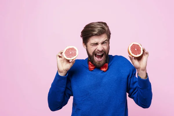 Screaming man holding sour fruit — Stock Photo, Image