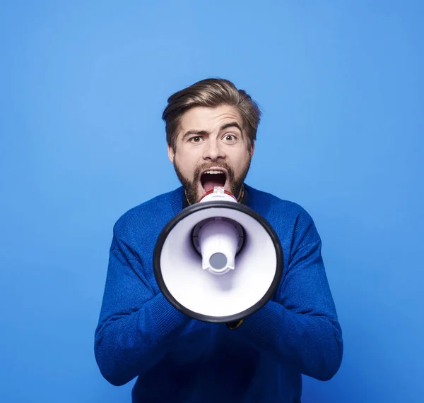 Кричащий человек с мегафоном кричит — стоковое фото