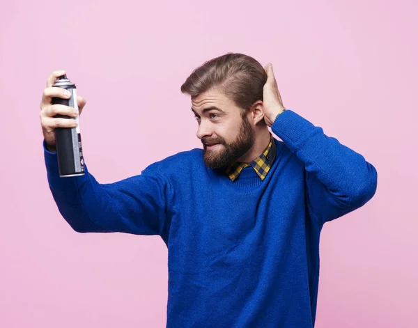 Pohledný muž použitím sprej na vlasy — Stock fotografie