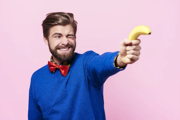 Человек, держащий банан как пистолет — стоковое фото