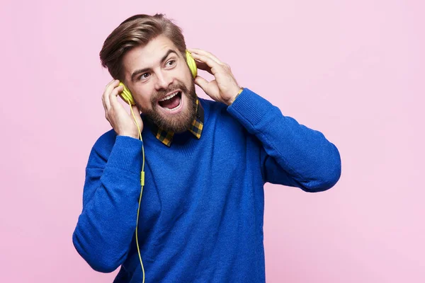 Hombre con auriculares cantando — Foto de Stock