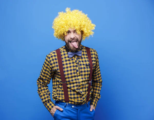 Man with wig sticking tongue out — Stock Photo, Image