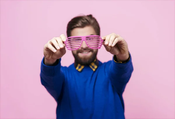 Mann mit Brille vor dem Gesicht — Stockfoto