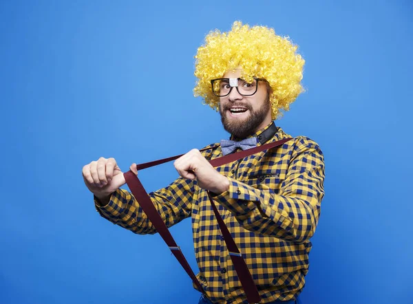 Man with wig pulling suspenders — Stock Photo, Image