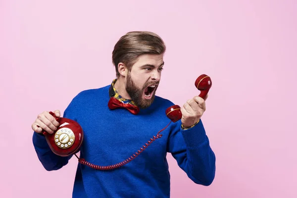 Нервный человек спорит во время телефонного разговора — стоковое фото