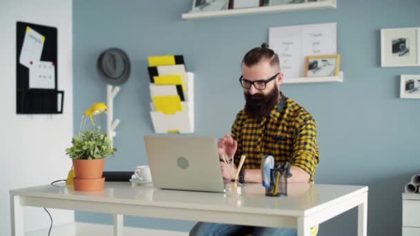 Чоловік з бородою покидає офіс — стокове відео