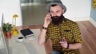 Ofiste telefonda adamdır