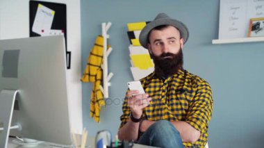 yakışıklı adam akıllı telefon kullanma 