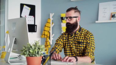 Meşgul bir adam türü Office klavye 