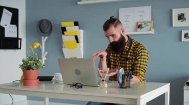 Kimse ile online konuşuyor