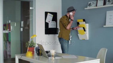 İstemci ile bir telefon görüşmesi geçiriyor