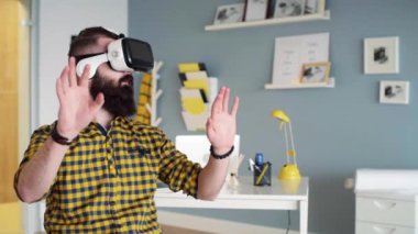Adam trialling onun ofisinde bir 3d gözlük 