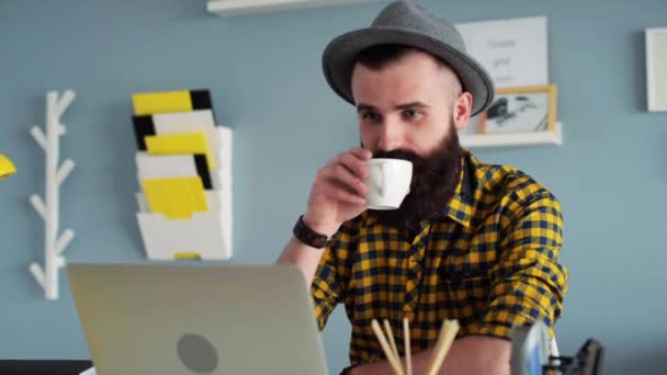 Persona de negocios que tiene una videoconferencia en la oficina — Vídeos de Stock