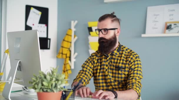 Muži, kteří pracují s počítačem v kanceláři — Stock video
