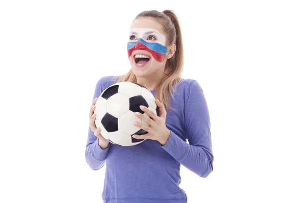Ventilateur femelle extatique avec ballon de football acclamant — Photo