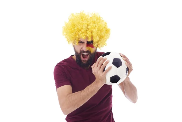 Ventilateur géraman extatique avec ballon de football — Photo