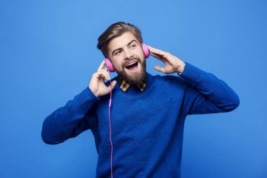 Kulaklık ve şarkı müzik dinle 