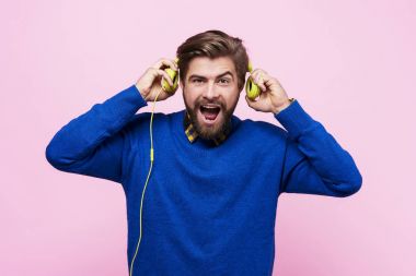 Kulaklık adamla azarlama Önden Görünüm