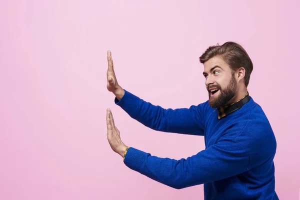 Hombre sobre fondo rosa —  Fotos de Stock