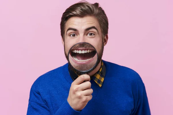 Hombre mostrando dientes para el examen — Foto de Stock