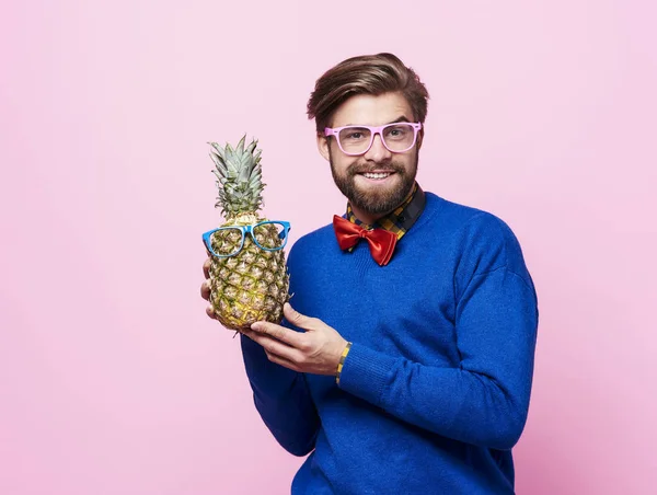 Muž a ananas se slunečními brýlemi — Stock fotografie