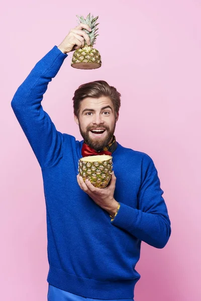 Muž pózuje s ananas — Stock fotografie
