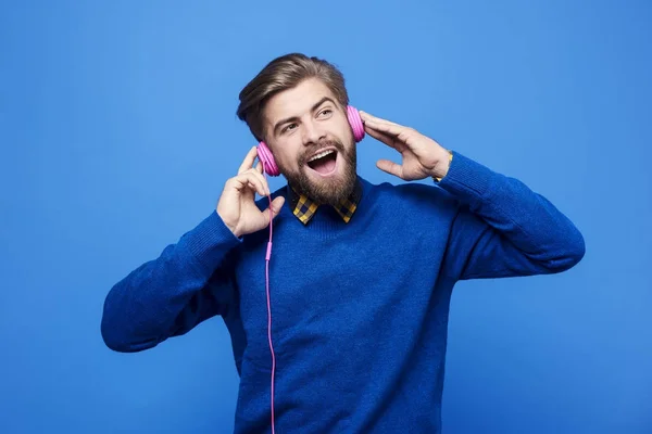 Man listen to music by headphones and singing — Stock Photo, Image