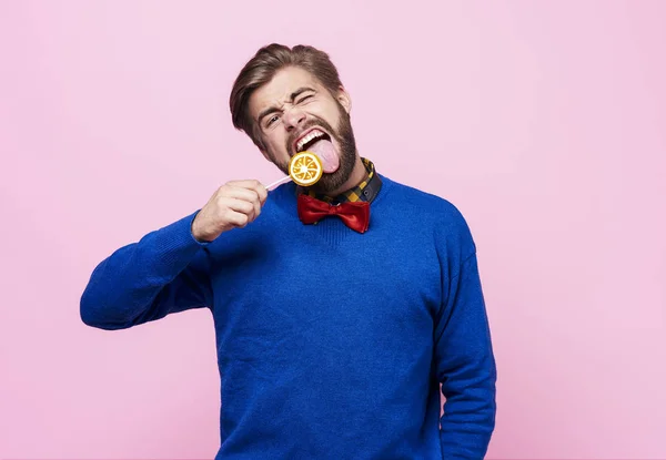 Funny man licking a lollipop — Stock Photo, Image