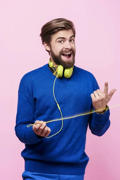 Wesoły człowiek ze słuchawkami wokół szyi — Zdjęcie stockowe