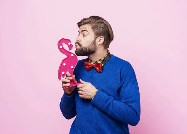 Verspielter Mann küsst künstlichen Flamingo — Stockfoto