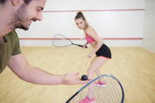 Ung Självsäker Par Spelar Squash Domstolen — Stockfoto