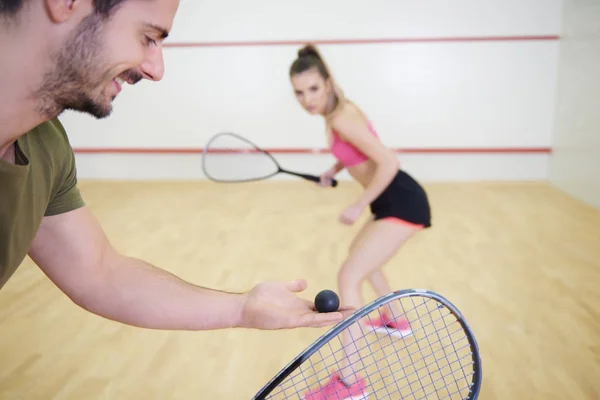 Jovem Casal Confiante Jogando Squash Corte — Fotografia de Stock