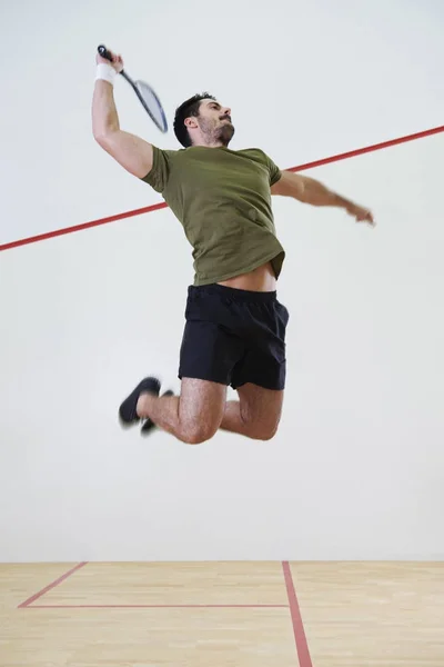 Joven Jugador Masculino Saltando Para Golpear Una Pelota Durante Partido —  Fotos de Stock