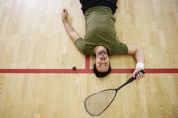 Erschöpfter Junger Männlicher Squash Spieler Ruht Auf Dem Boden — Stockfoto