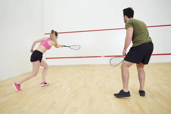 Sportive Younf Erkek Kadın Squash Oynamak — Stok fotoğraf
