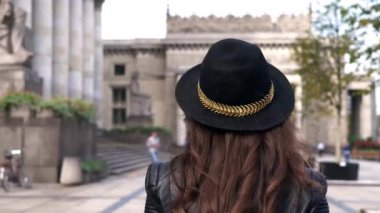 Sokakta yürürken turizm 